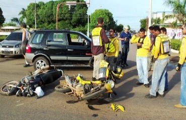 IMPRUDÊNCIA - Motoqueiro invade preferencial e provoca grave acidente com mototaxista na BR 319 - FOTOS