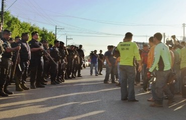 Apreensão de motos acaba provocando combate entre mototaxistas e PMs na SEMTRAN - Confira fotos e vídeo