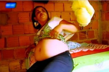 MISTÉRIO - Barriga de mulher cresce e mexe sem ela estar grávida - VÍDEO