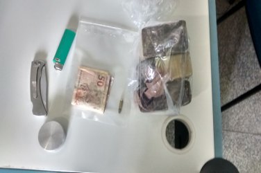 Policiais apreenderam maconha em quarto de adolescente