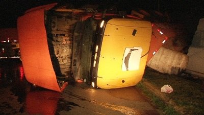 DESCONTROLE - Carreta com carga de 300 toneladas tomba em avenida do centro da Capital - FOTOS