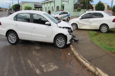 Acidente deixa carros destruídos