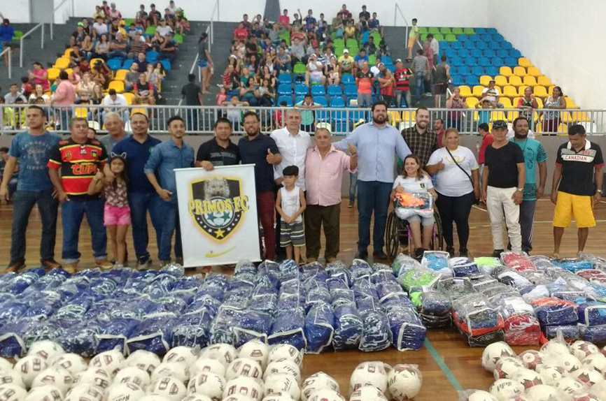 Jean Oliveira participa da entrega de material esportivo para escolinhas de futebol