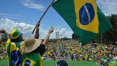 CAOS - Manifestantes ameaçam promover greve geral no país