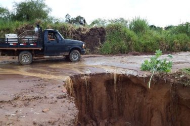 Cratera abre na Linha 135 em setor chacareiro