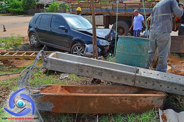 JI-PARANÁ – Motorista  embriagado perde controle de veículo e bate em poste