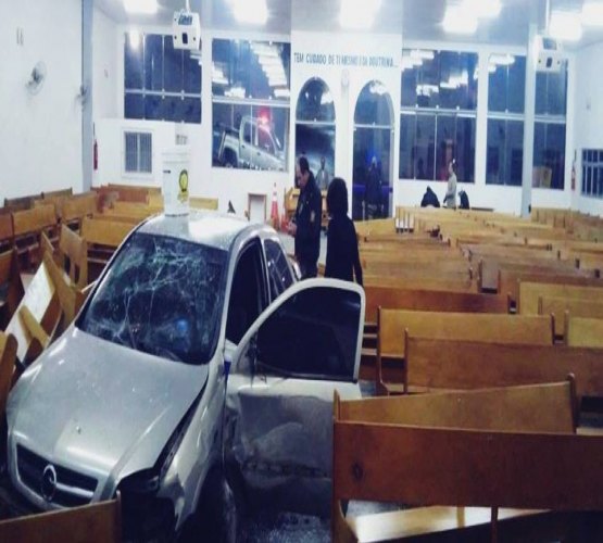 Carro invade templo da Igreja Assembleia de Deus