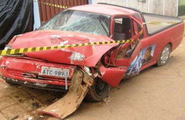 Homem sem habilitação perde o controle e bate o carro em muro na avenida Calama