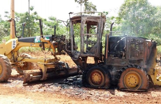 INCÊNDIO – Trator do DER pega fogo próximo ao Urso Branco