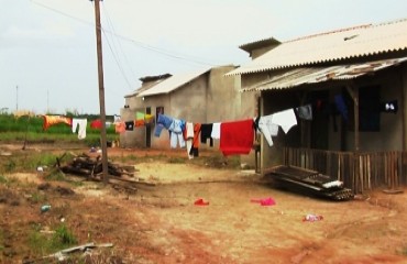 MAIS UMA - Obra abandonada da Prefeitura é invadida pela comunidade, manifestantes exigem presença de prefeito - Veja vídeo