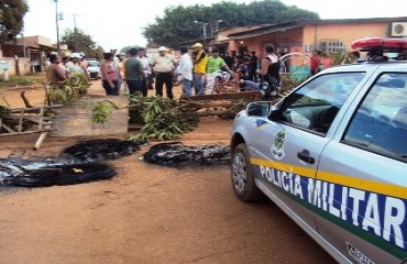 POEIRA – Comunidade do bairro Jardim Santana bloqueia ruas e exige asfalto da Prefeitura de Porto Velho – Fotos e vídeo