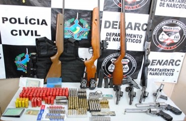 Operação do DENARC e Delegacia de Homicídios prende dois suspeitos e arsenal em sitio na zona Leste - FOTOS