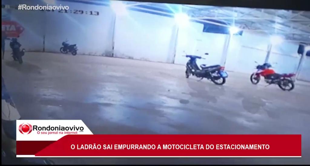 VEJA O VÍDEO: Criminoso é filmado furtando moto em estacionamento de supermercado