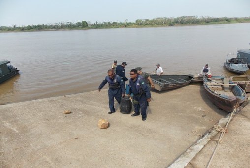 Operação da Marinha prende embarcação com 800 litros de diesel