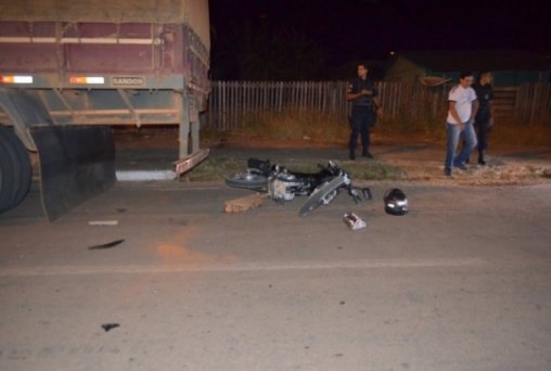 Motociclista bate em carreta estacionada 