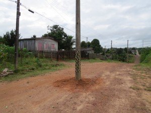 Postes de rede elétrica tomam conta das vias públicas