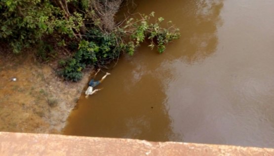 URGENTE - Corpo é localizado dentro de rio 