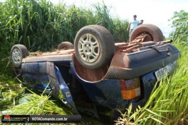 Veículo com seis pessoas sofre acidente e carro ainda é apreendido