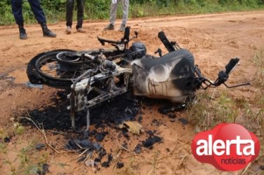 Vítima de suposta tentativa de roubo tem moto queimada