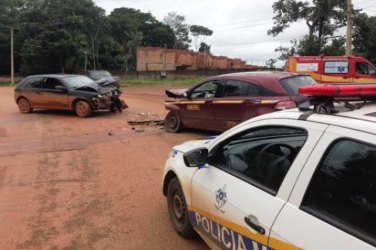 FRONTAL – Carros se chocam em curva na Estrada da Penal
