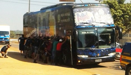 Ônibus da banda 'Bonde do Forró' é alvo de ação da PRF em RO