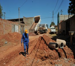  
DRENAGEM - Prefeitura elimina alagamento na rua Pedro Albeniz, no Aponiã