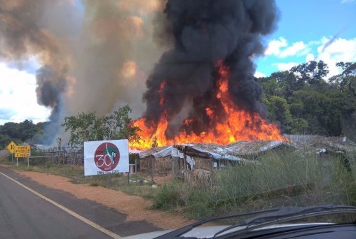 Pistoleiros incendeiam acampamento Hugo Chávez em RO