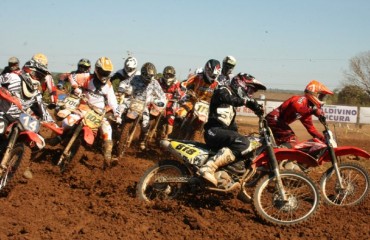 Pista de Rolim de Moura recebe estruturas para a abertura do Estadual de Velocross