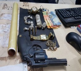 DENÚNCIA: PM estoura boca de fumo e cinco são detidos com arma e droga