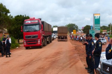 Após acordo comunidade de Jacy desbloqueia BR-364 