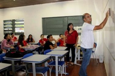 Escolas-abrigo mantêm aulas dos terceiros anos do Ensino Médio