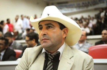 Plenário ou Festa de Rodeio: Deputado ignora bom senso e usa chapéu de peão no plenário da Assembléia 