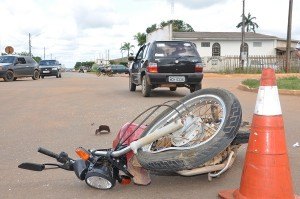 Condutora avança preferencial e bate em motoqueiro 