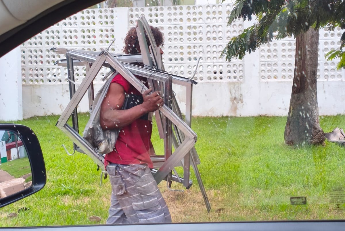 NA CAPITAL: Homem é flagrado saqueando antiga sede do INSS 