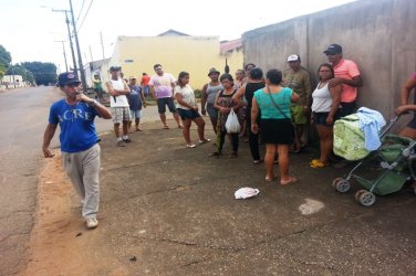 Comunidade fez protesto contra governo e pede agilidade na reforma da escola Brasília