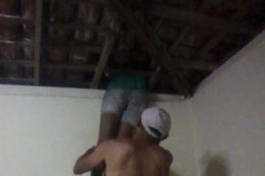 Mulher fica entalada em telhado ao tentar invadir casa 