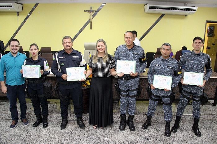 HOMENAGEM: Vereadora Ada Dantas entrega votos de louvor à policiais por atos de heroísmo