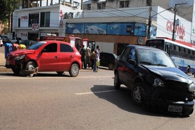 Choque entre veículos deixa trânsito lento no centro