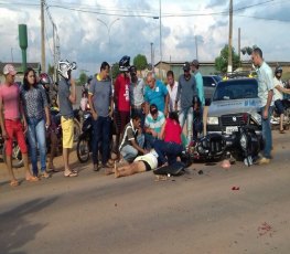 Veículo colide motocicleta na BR-364 e deixa condutora com fratura exposta