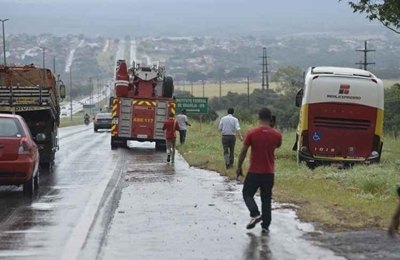 Bombeiros são atropelados enquanto socorriam vítima de acidente