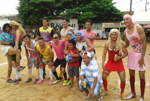 Vestidos de mulher, homens disputam partida de futebol no carnaval