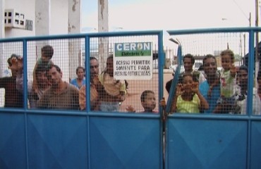 Manifestantes de assentamento são mantidos presos dentro da Ceron após vigilante trancar portões