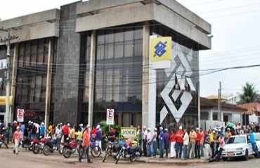 DESRESPEITO AO TRABALHADOR - Fila gigante toma conta da agência do Banco do Brasil da Presidente Dutra