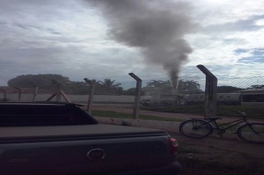 Usina de Asfalto do Estado expele fumaça na frente de Centro de Saúde