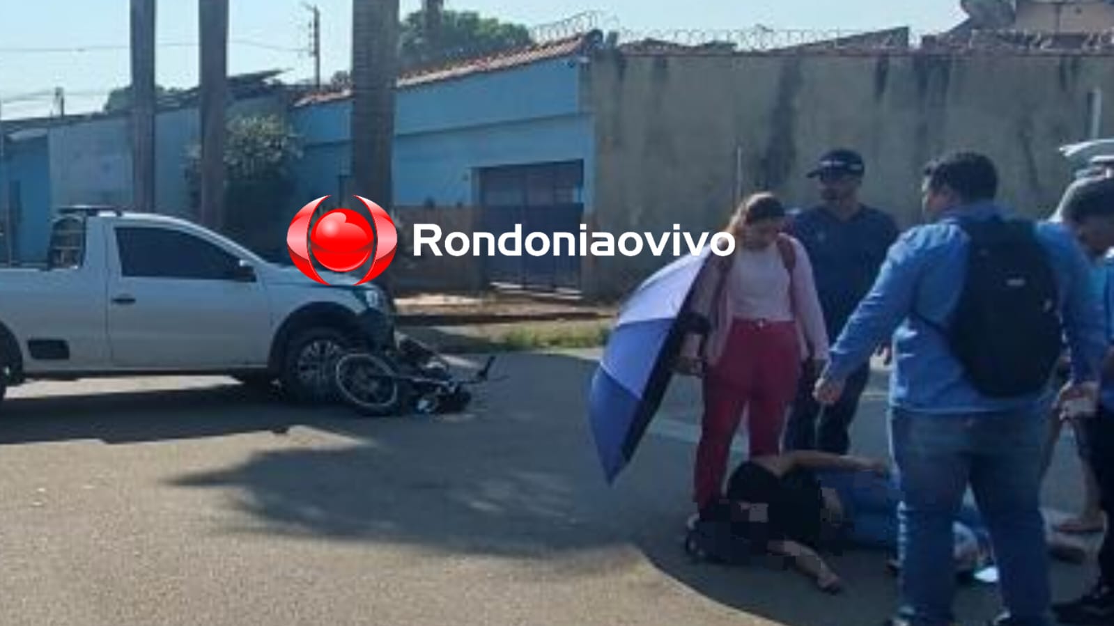 ATROPELADA: Mulher quebra a perna após condutor de Saveiro avançar preferencial