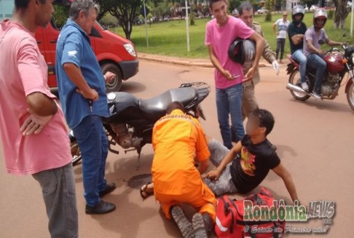 Pick Up Strada avança preferencial e deixa motociclista ferido