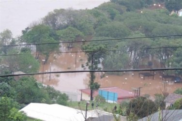 Barragem estoura e cidade está sendo evacuada