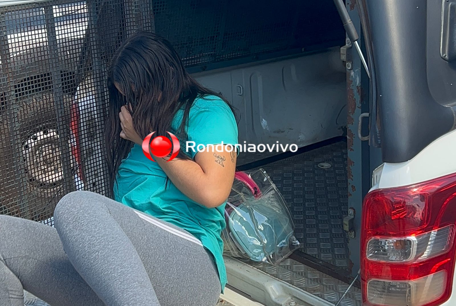 VEJA VÍDEO: Jovem é presa tentando entrar com drogas e tabaco nas partes íntimas