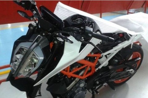 KTM 390 Duke se transforma em ‘mini’ Super Duke para 2017