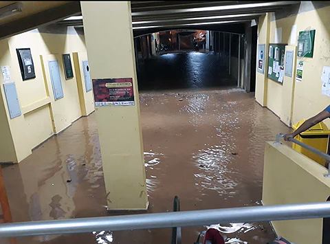 VÍDEOS: Forte chuva alaga prédios da Unir e alunos denunciam sucateamento da instituição